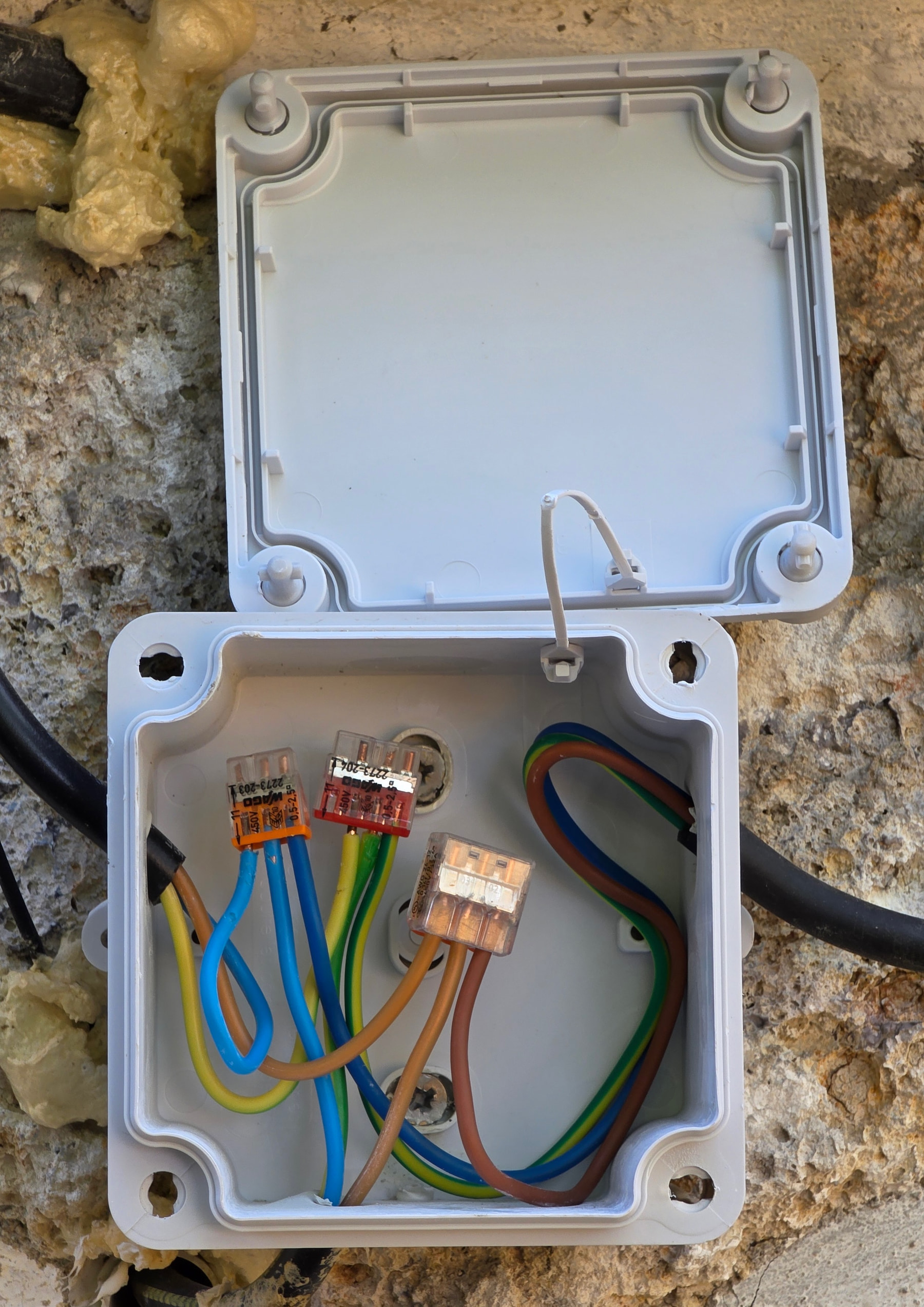 Câblage aux normes d'une boîte de dérivation avec connecteurs Wago 2273