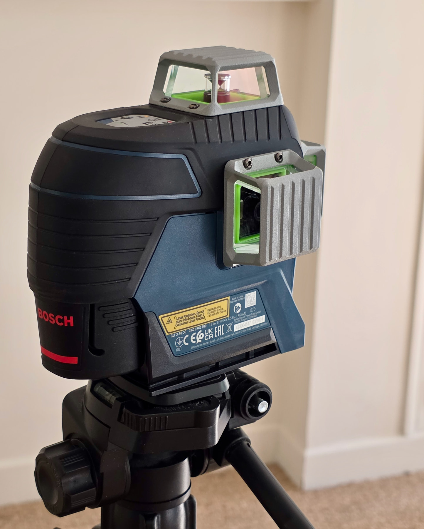 Laser Bosch Professional GLL 3-80 CG installé sur trépied avant traçage