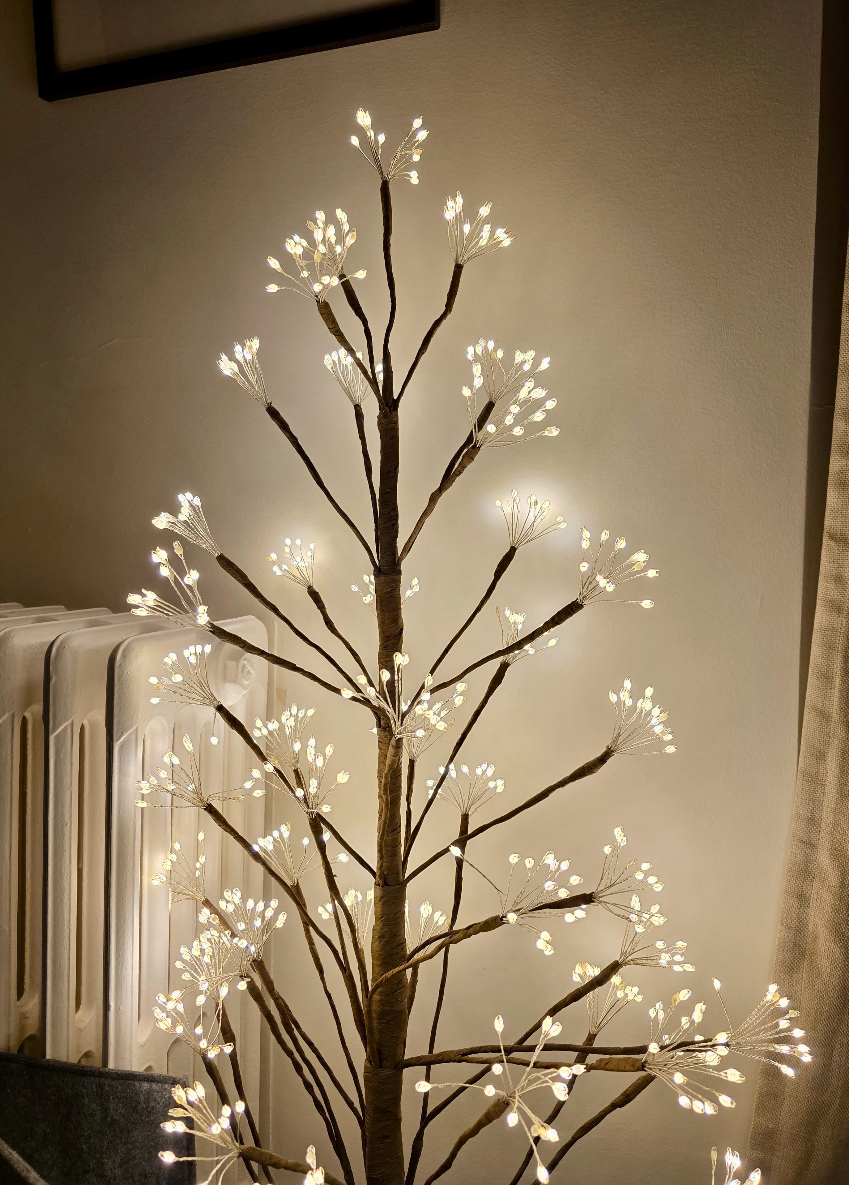 Luminaire arbre LED design installé
