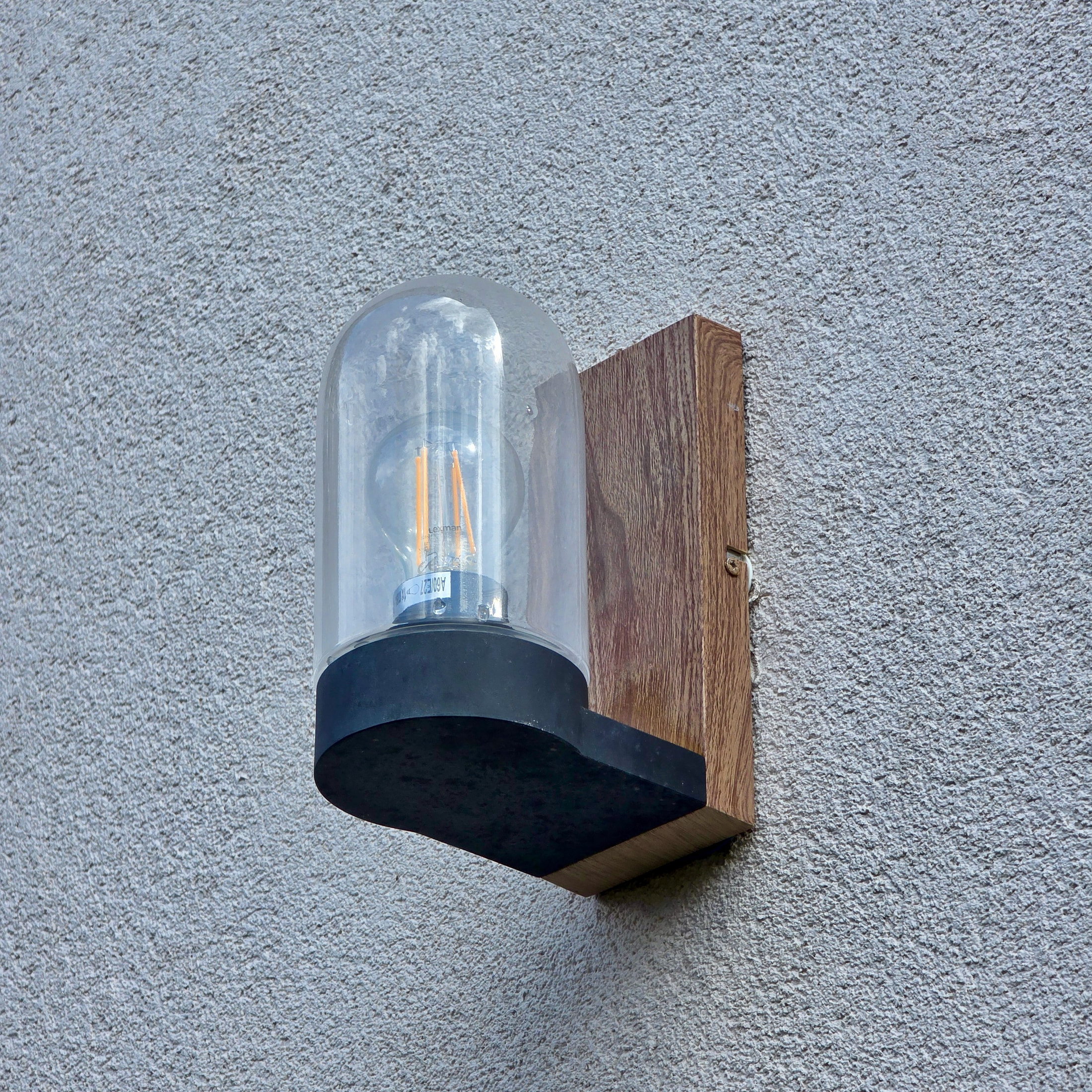 Luminaire extérieur IP55 installé à Vaucresson