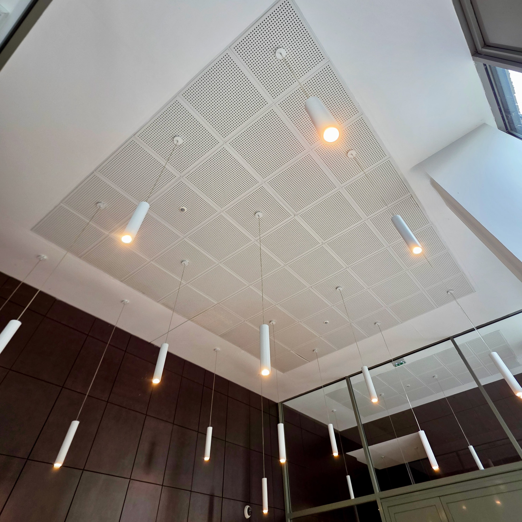 Luminaires design posés dans une copropriété — immeuble neuf