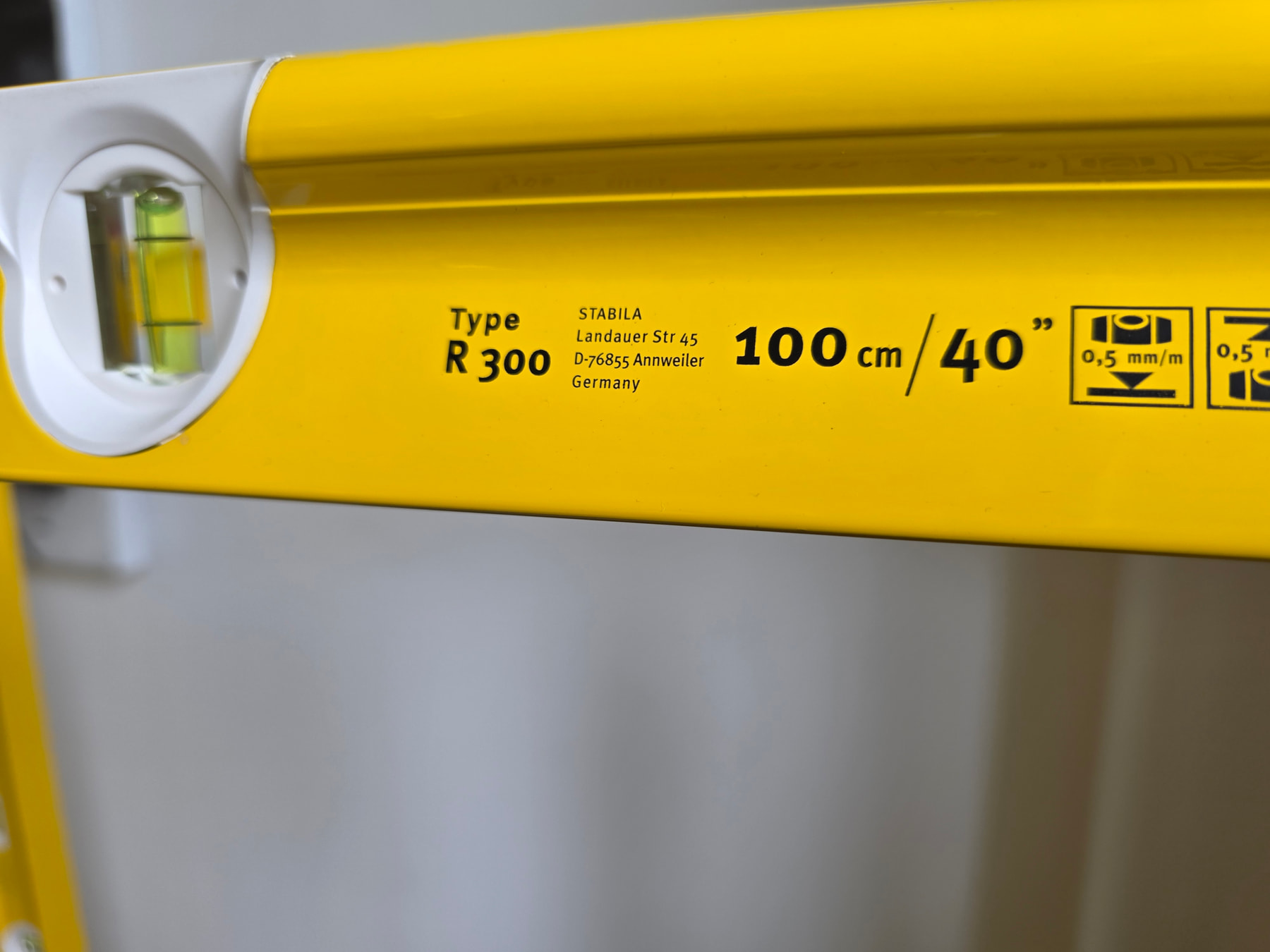 Gros plan sur la fiole d'un niveau STABILA Type R 300 de 100 cm