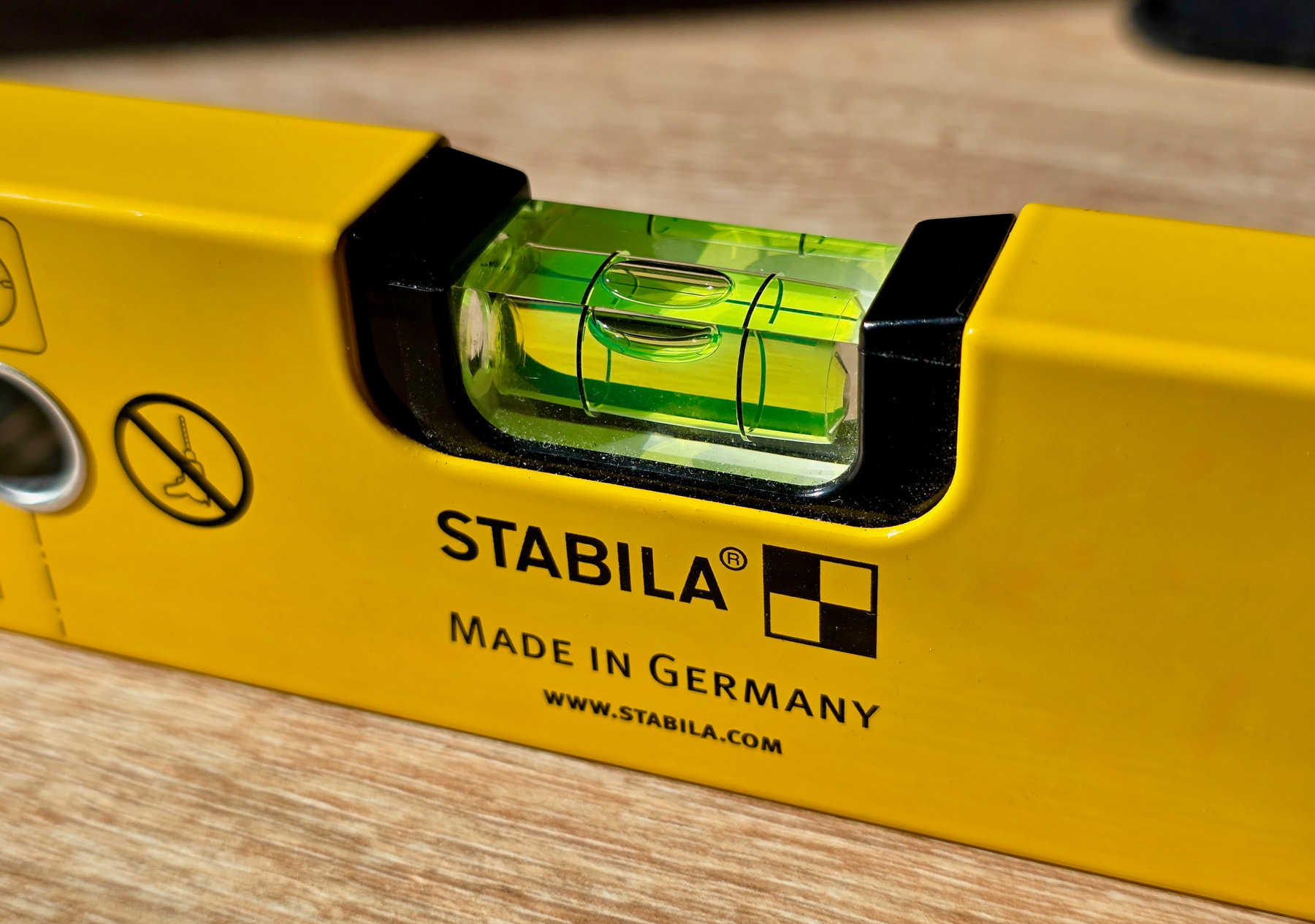 Niveau à bulle Stabila type 70 Electric de 43 cm, vue latérale sur les fioles