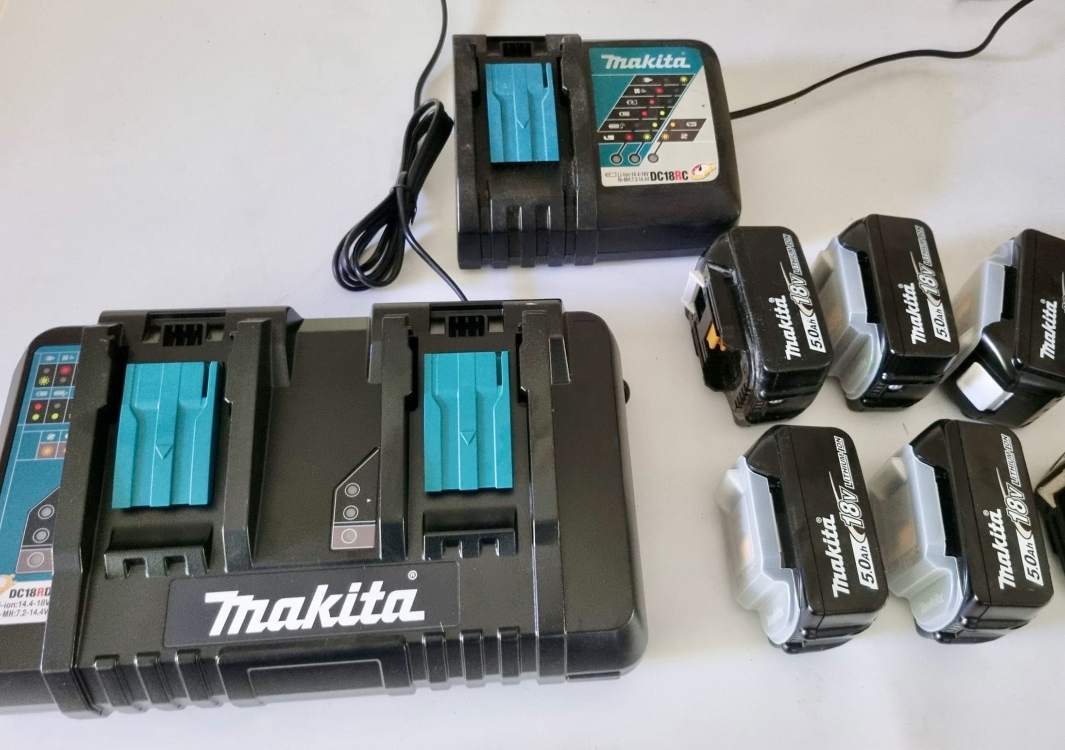 Deux batteries Makita 18 V 5.0 Ah neuves posées côte à côte, étiquettes visibles