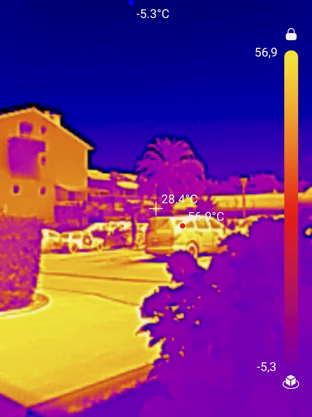 Caméra thermique Topdon TC001 fixée à un smartphone pendant un contrôle, relevé thermique affiché à l’écran