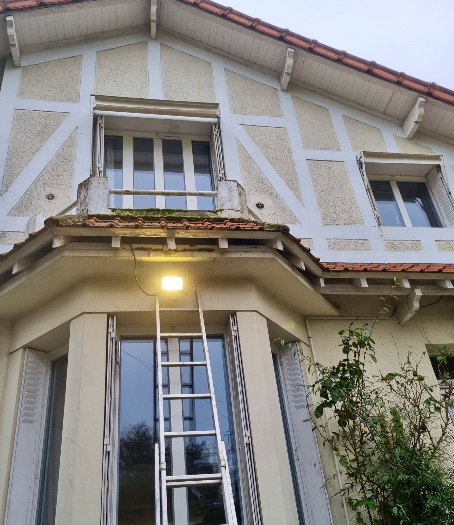 Projecteur LED extérieur 10 000 lumens avec détecteur PIR intégré, vue en contre-plongée