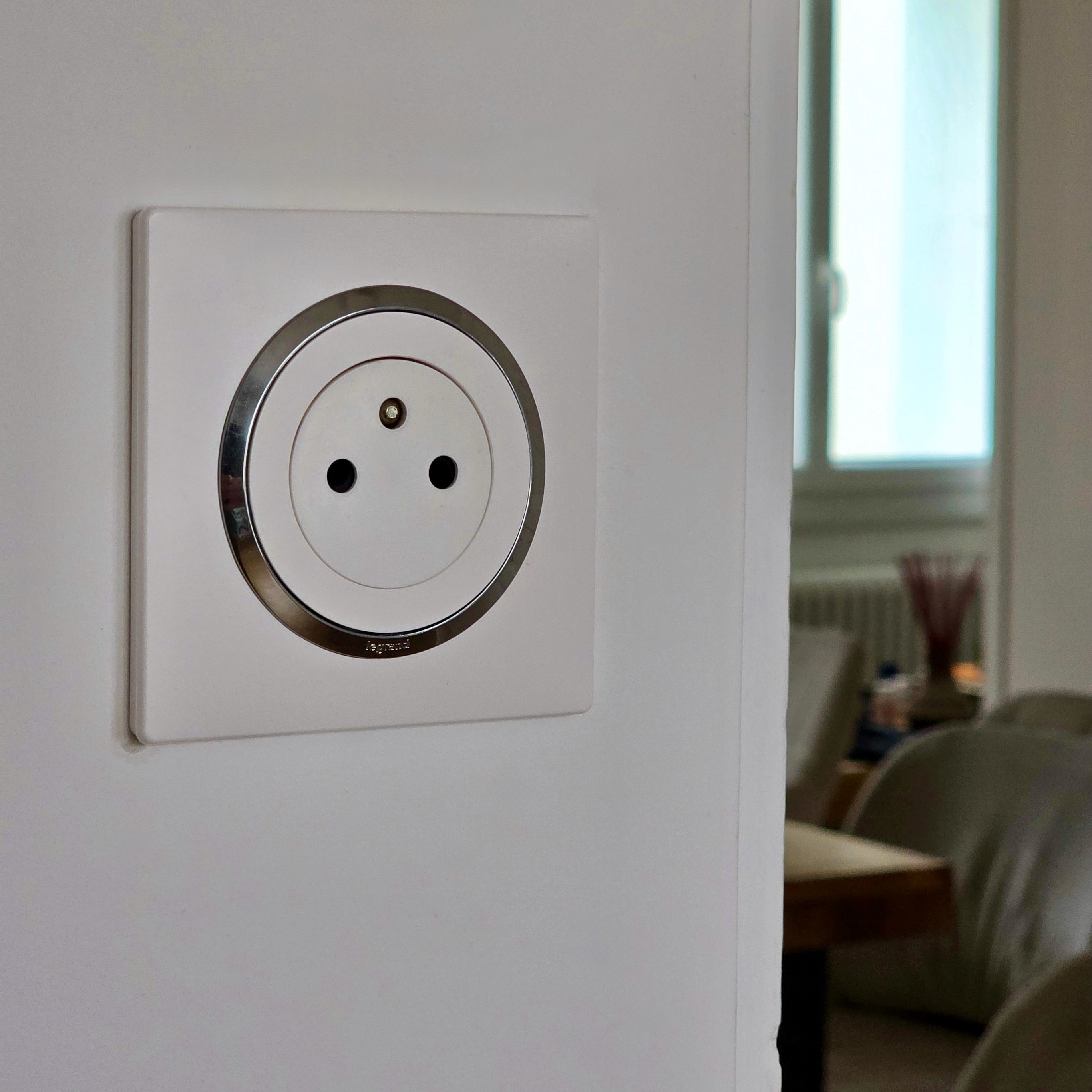 Prise Legrand Dooxie avec bague effet chrome, vue design intérieur