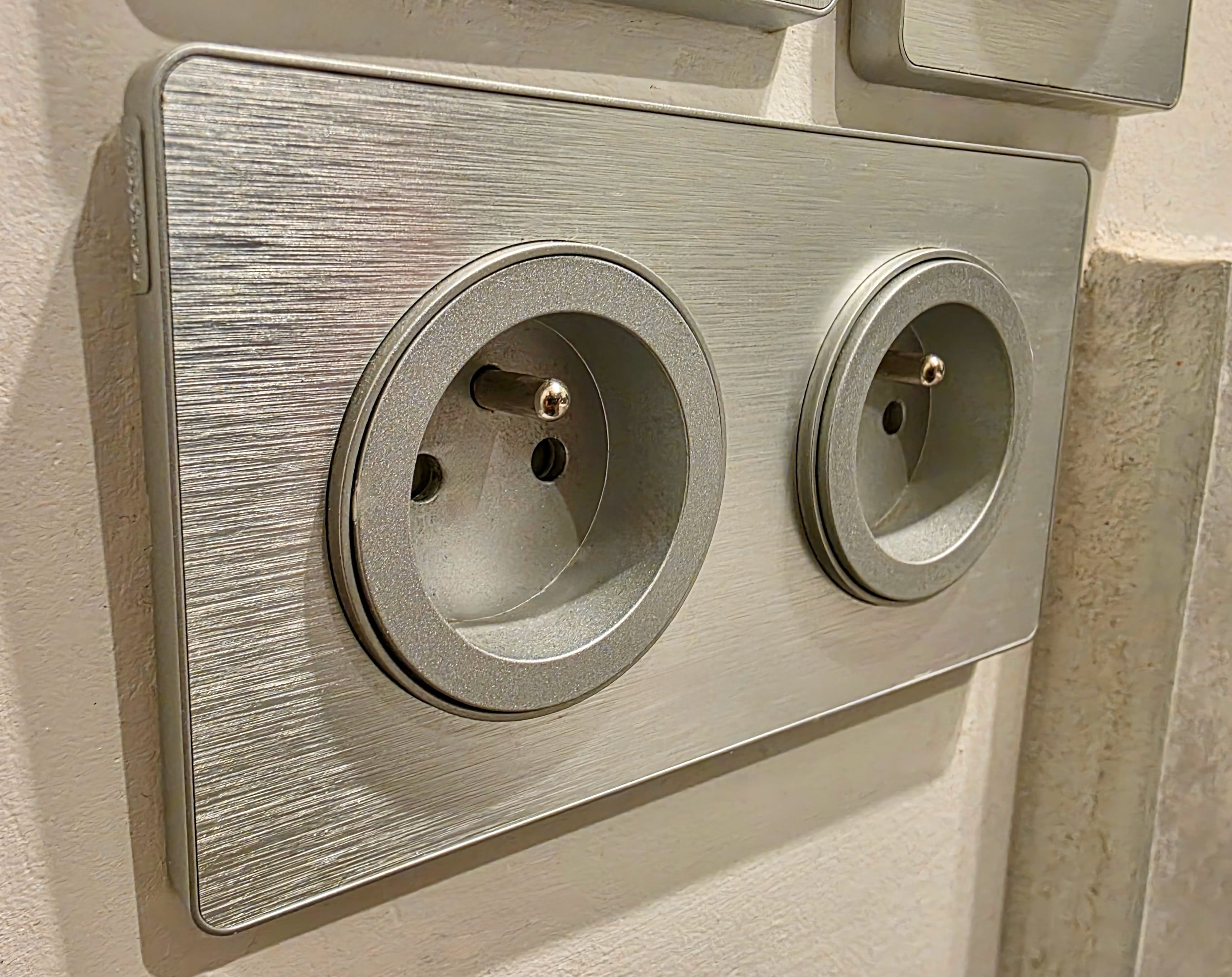 Prise Schneider Odace non affleurante aluminium brossé