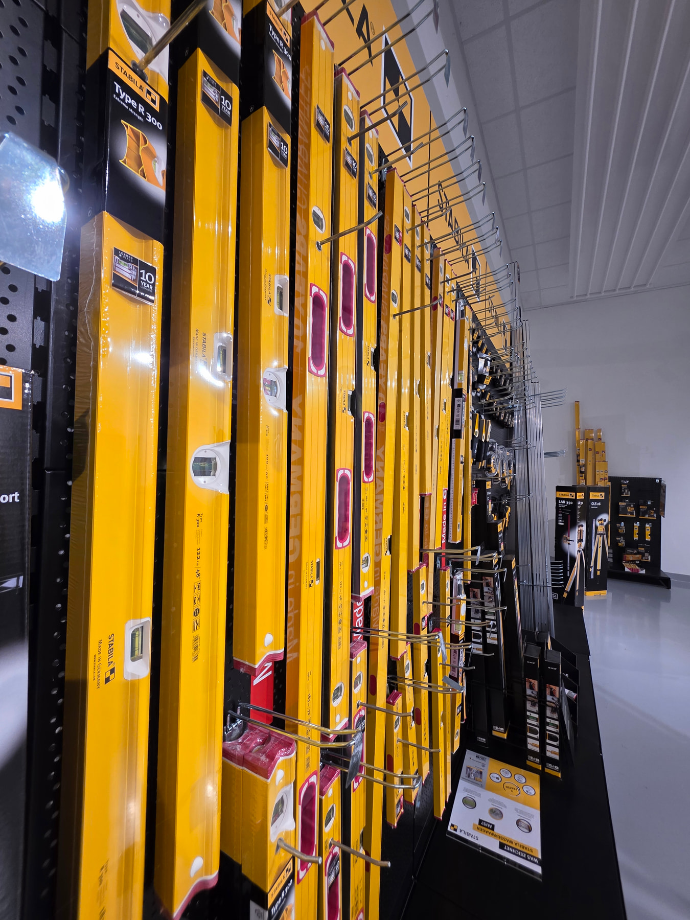 Niveaux STABILA Type R 300 présentés au Campus, étiquettes Made in Germany et garantie de dix ans