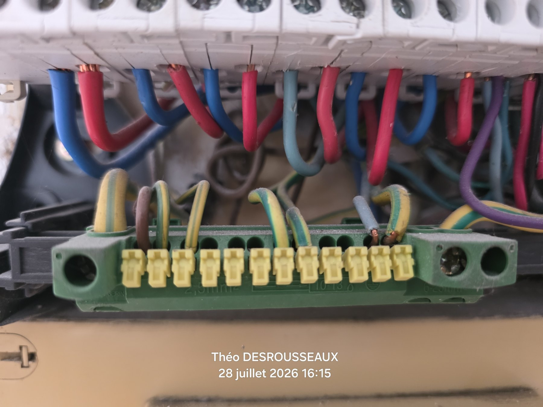 Bornier de terre avec conducteurs multiples au tableau électrique