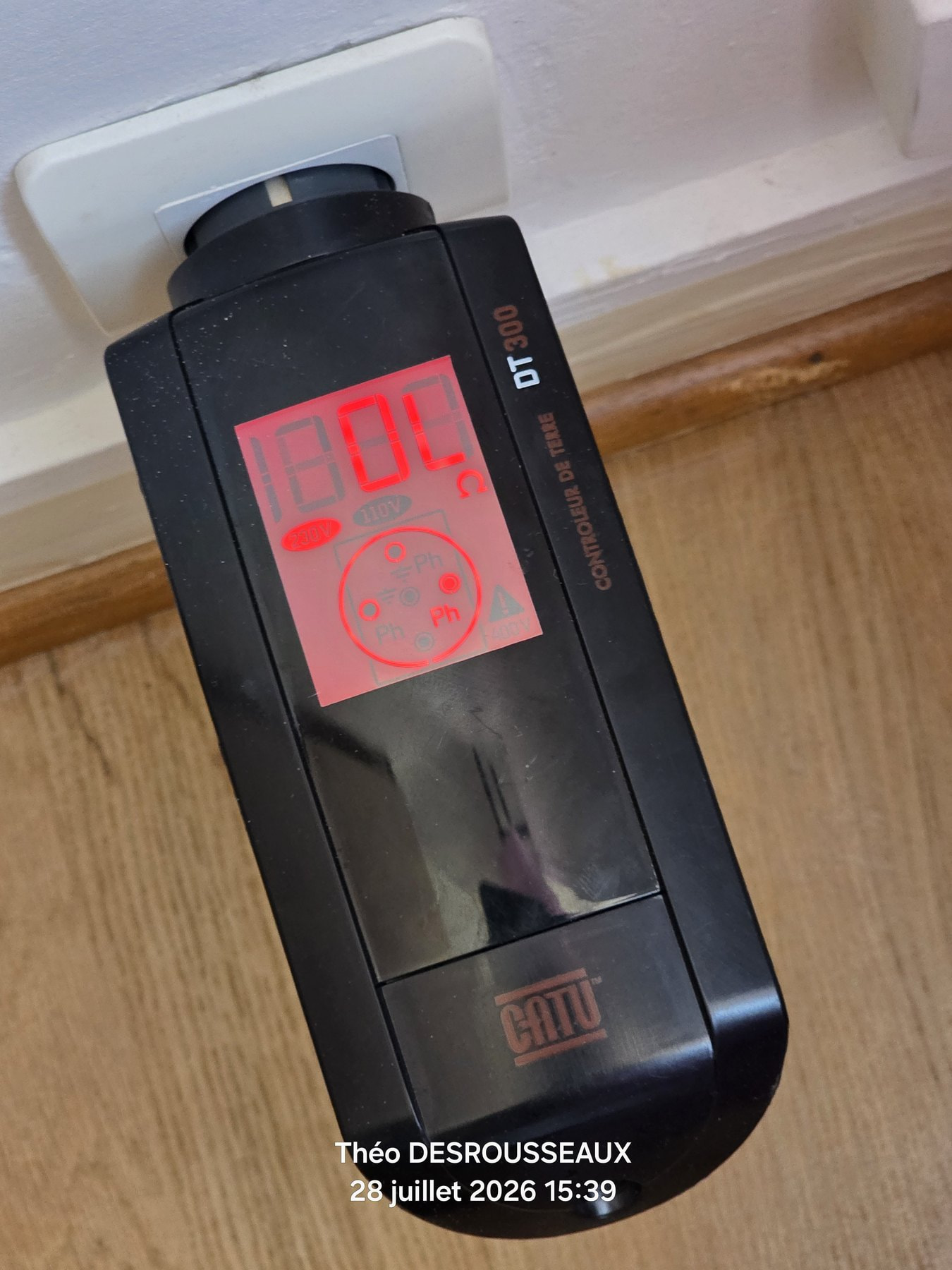 Contrôleur de terre CATU DT300 utilisé sur une prise murale