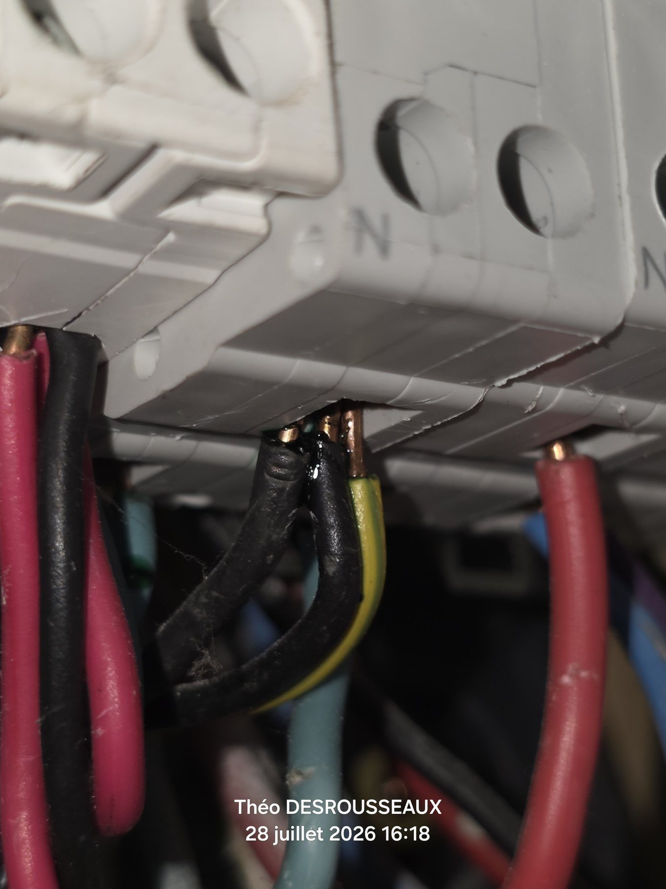 Début de fonte d'isolant sur un raccordement au tableau électrique
