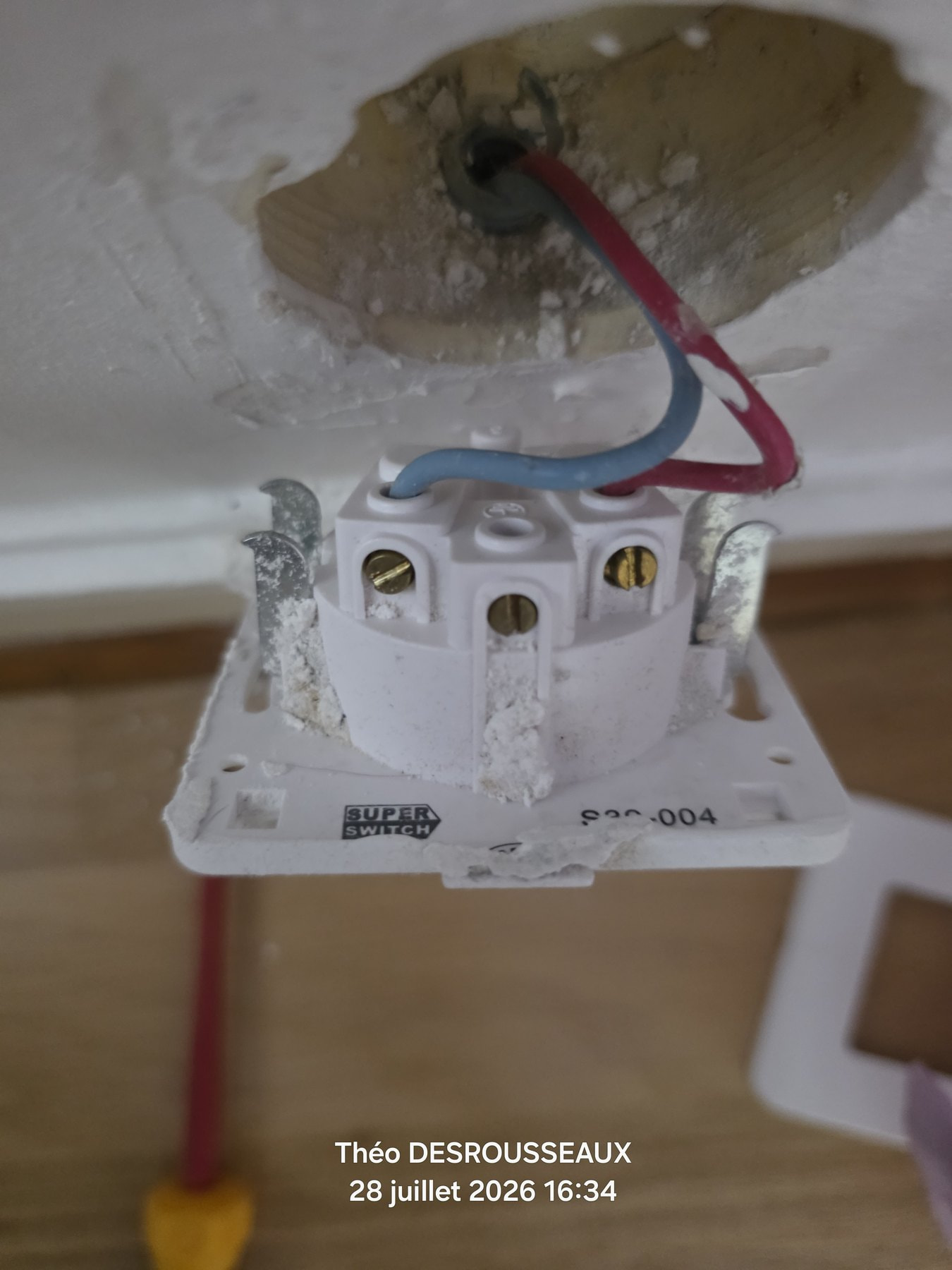 Prise de plafond avec borne de terre non raccordée