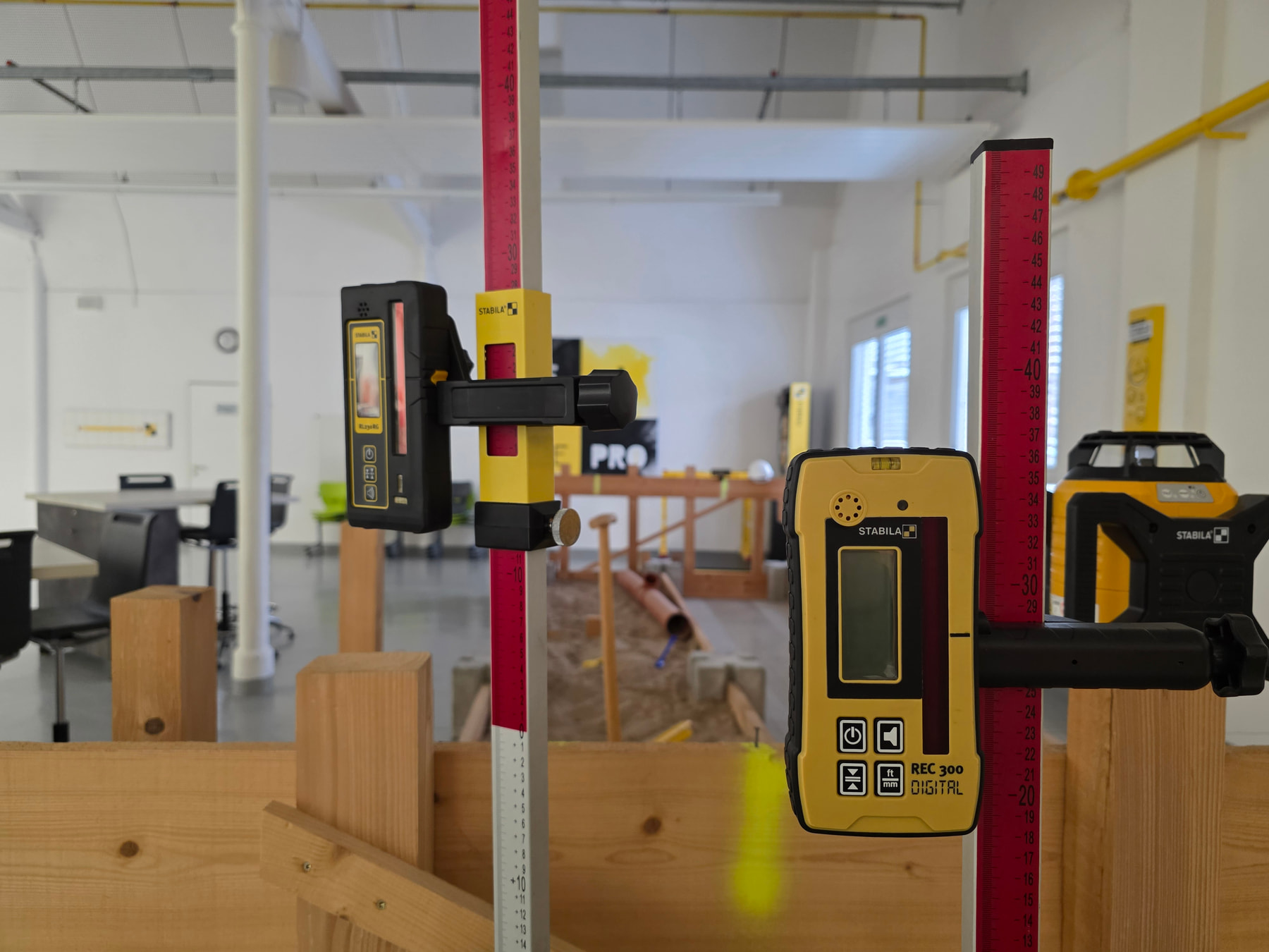 Récepteurs laser STABILA REC 300 Digital fixés sur des mires de nivellement