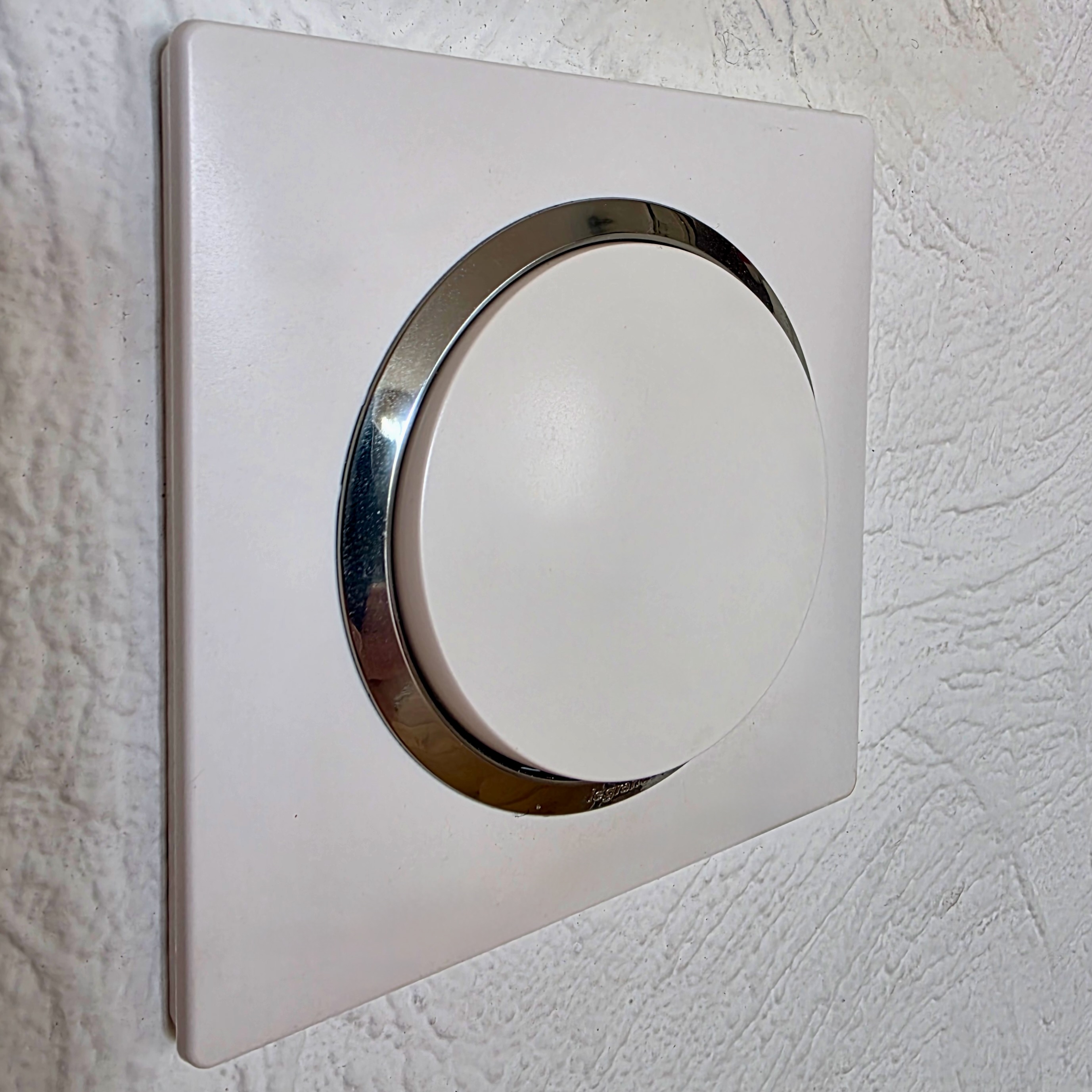 Variateur Legrand Dooxie blanc posé à Suresnes
